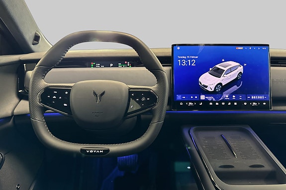 Stilrent rullehjul og touchscreen for enkel førerinteraksjon.