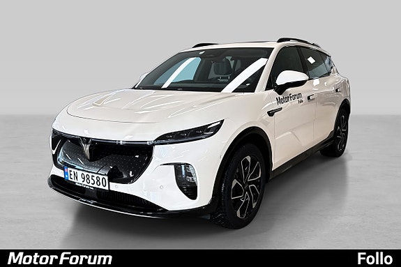 Skarp front med karakteristisk grille og elegant hvit lakk.