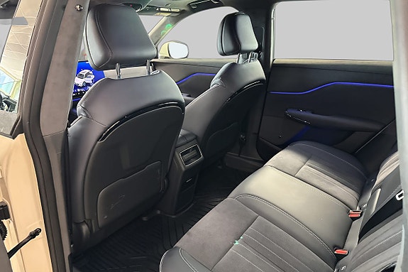 Romslige bakseter med stilfull belysning i luksuriøst materiale.