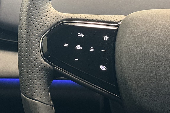 Lærtrukket ratt med multifunksjonsknapper og elegant søm.