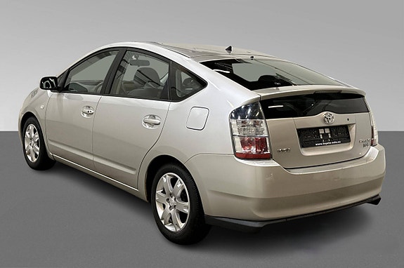 Toyota Prius 4 of 5