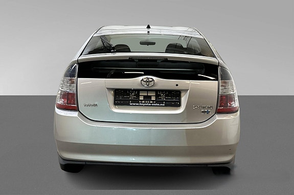 Toyota Prius 3 of 5