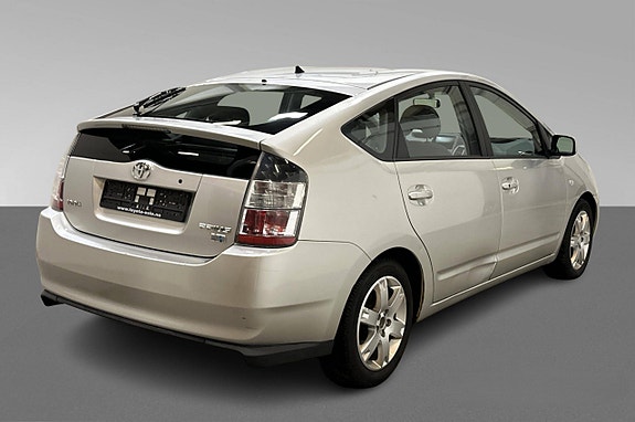 Toyota Prius 2 of 5