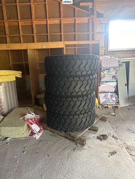 4 stk Dekk med felg til Volvo L50C hjullaster