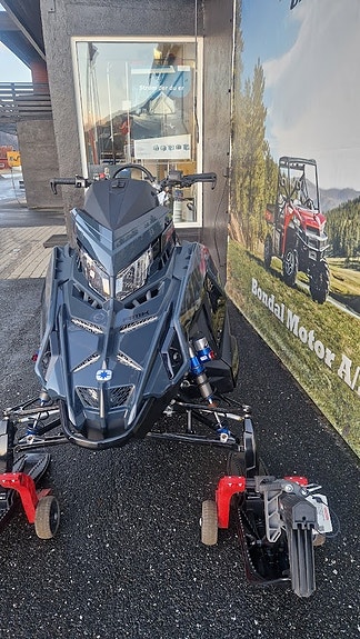 Polaris 9R RMK Khaos 146 Slash , gode tilbud på snøscooter nå. 11 of 16