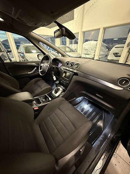 Ford S-MAX 16 of 19