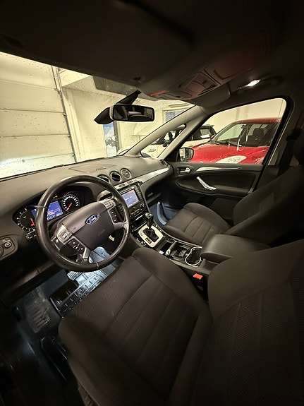 Ford S-MAX 17 of 19