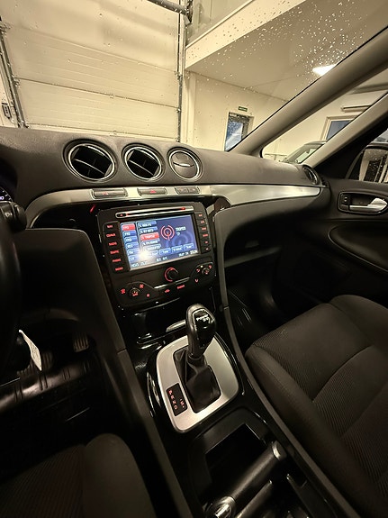 Ford S-MAX 9 of 19