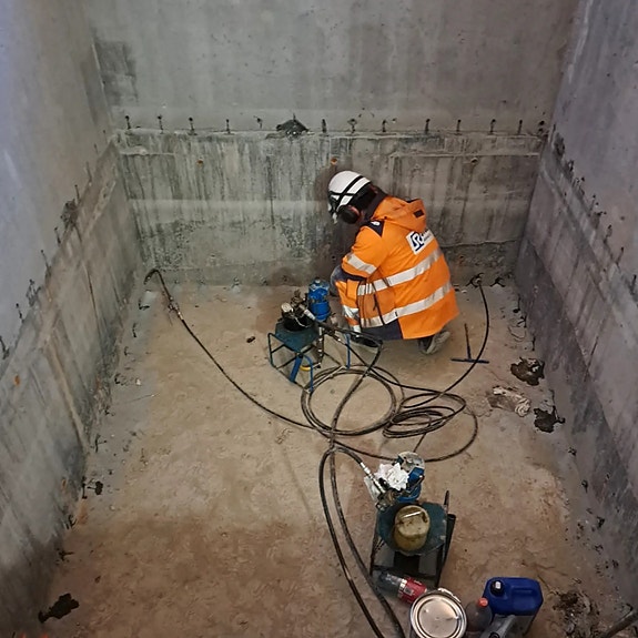 Injeksjonsarbeid. Både tetting av riss for vannlekkasjer og konstruktiv liming.