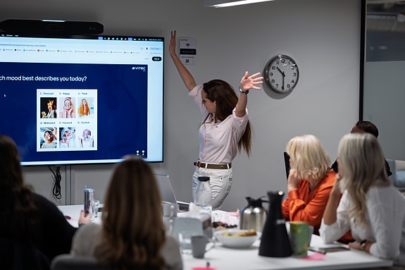 Andrea er UX-designer og blir din nye kollega. Her tester hun nye idéer og løsninger sammen med våre salongkunder.