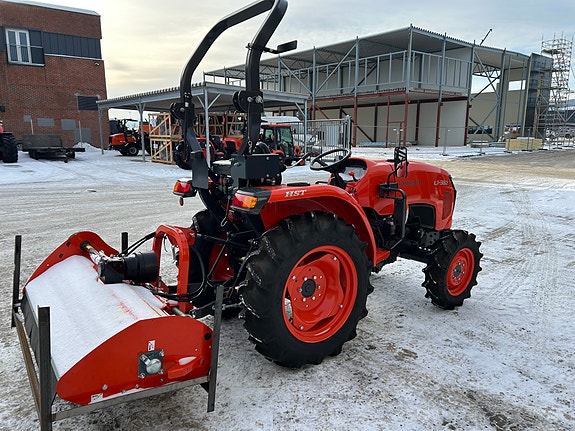 Kubota L1-382 HST 3 of 4