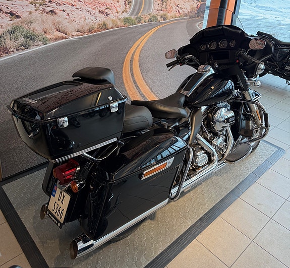 Harley-Davidson FLHTP Police 3 of 5