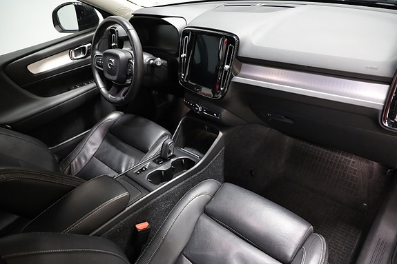 Volvo XC40 8 of 12
