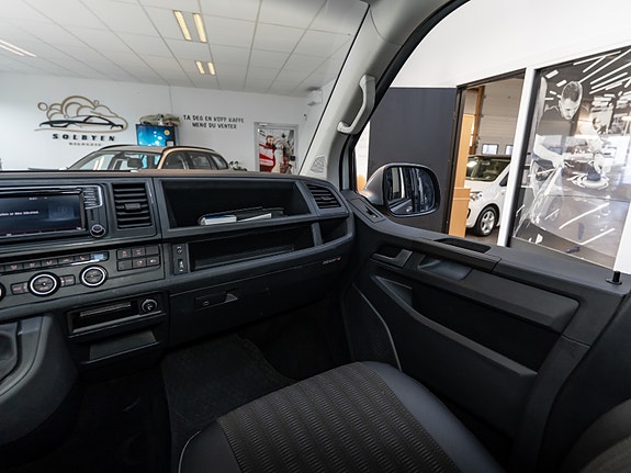 Volkswagen Caravelle 22 of 30