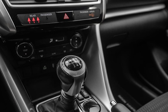 Manuell girspake og klimakontroller plassert for enkel brukervennlighet.