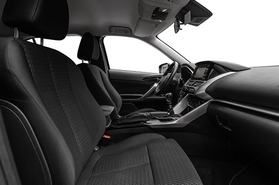 Luksuriøse skinnseter og sentralkonsoll med stor touchscreen og design.