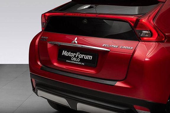 Velbalansert og moderne bakside med tydelig Mitsubishi-emblem.