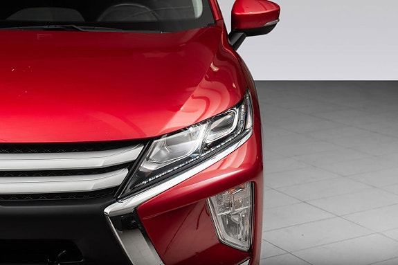 Frisk SUV-fasade med iøynefallende LED-lys og rødt lakkering.