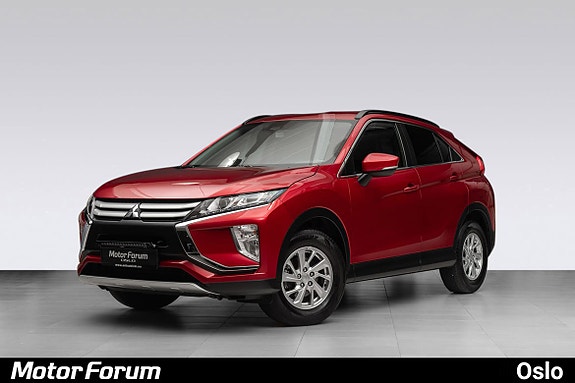 Sporty r��d crossover med skarpe LED-lys og kromdetaljer.