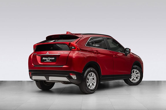 Bakparti med sporty spoiler og doble eksosrør for ekstra kraft.