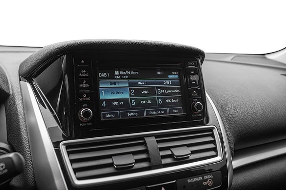 Stor berøringsskjerm som styrer multimedia og telefonintegrasjon sømløst.