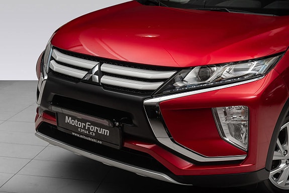 Kraftfull front med kromdetaljer og opplyste LED-hovedlys.