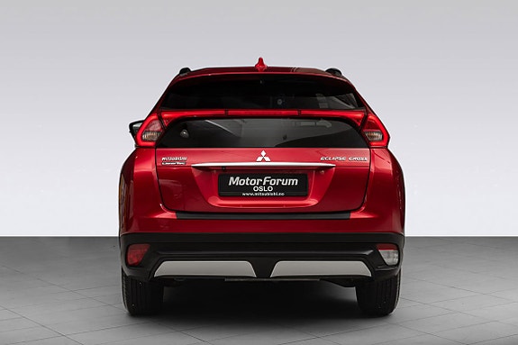 Moderne baklysdesign gir bilen et klart og dynamisk uttrykk.