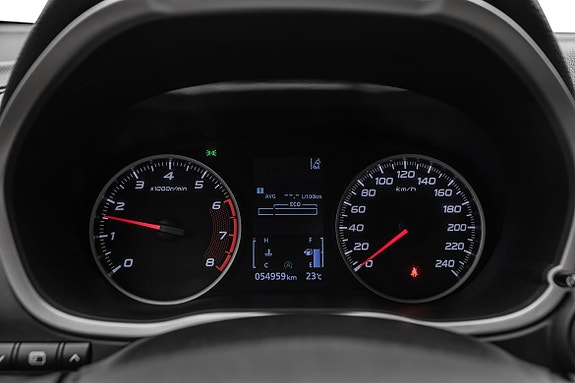 Klar og presis speedometer med moderne digitale tilleggsinstrumenter.