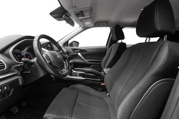 Komfortable svarte skinnseter og moderne førermiljø i høy klasse.