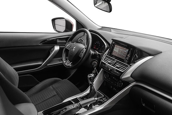 Ergonomisk førermiljø med praktisk manual girspake og intuitivt display.