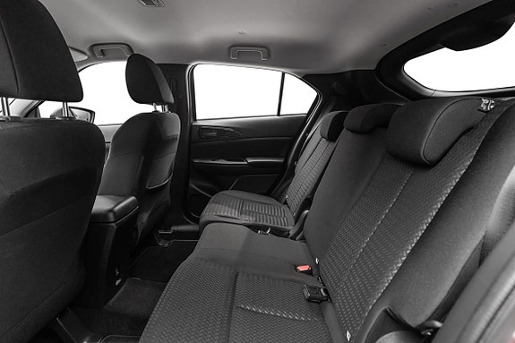 Romslig baksete med god plass og solid kvalitet i tekstil.