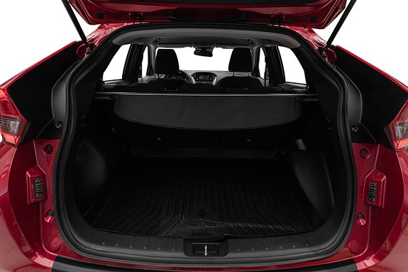 Romslig bagasjerom med slitesterk gummimatte for praktisk bruk.