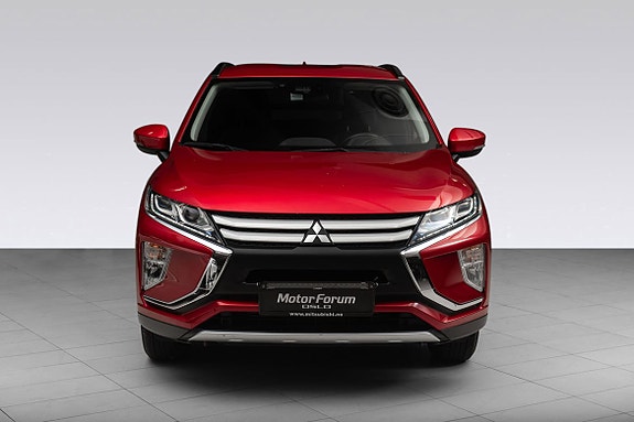 Tøff front med LED-lys og stilig kromgrill i rødt.