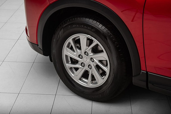 Alloy-felger som kompletterer den sporty røde crossoveren stilrent.