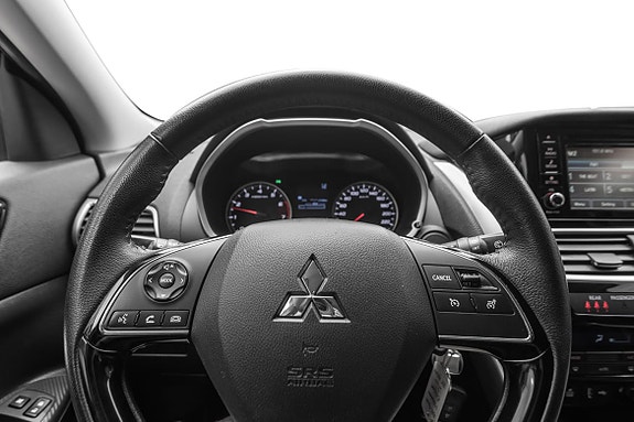 Multifunksjonelt ratt med knappkontroller for enklere kjøring.