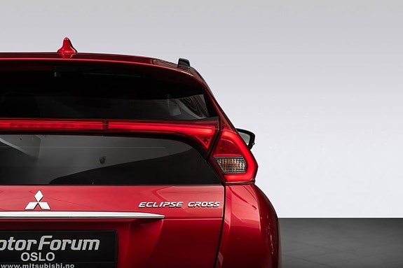 Skarpe baklys og lekkert bakparti med sporty linjer.