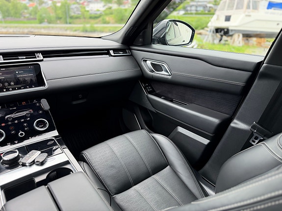 Land Rover Range Rover Velar 18 of 30