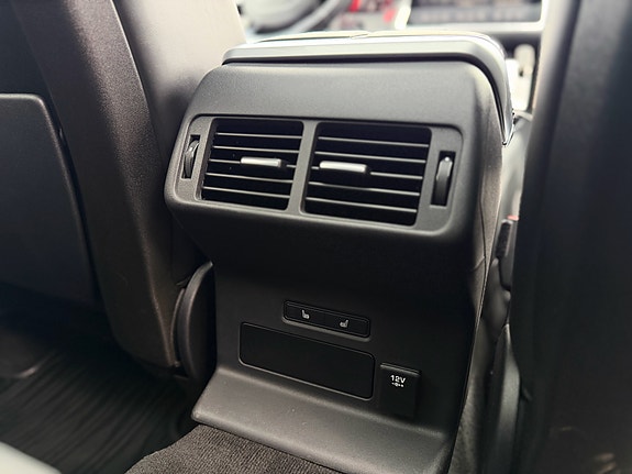 Land Rover Range Rover Velar 27 of 30