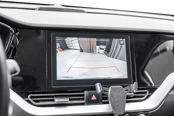 Klar backup-kamera visning med parkeringslinjer for enkel manøvrering.