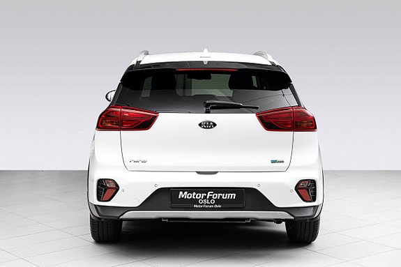 Baklys med skarpt design og luksuriøse kromdetaljer fullender looken.