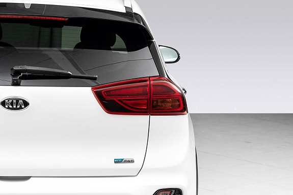 Ryddig og moderne bakdesign med tydelig merkepreg og LED-lys.