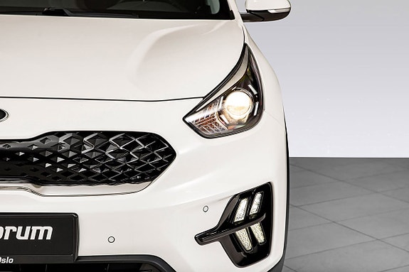 Stilren front med LED-hovedlys og sportslige designelementer.