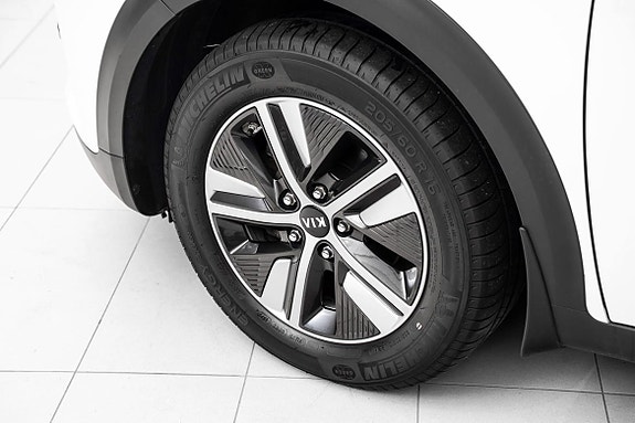 Detaljert bilde av robuste aluminiumsfelger med solid dekkslitasje.