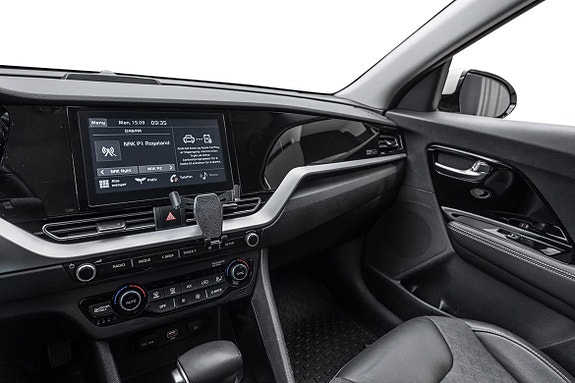 Luksuriøst interiør med touchscreen og komfortable skinnseter foran.