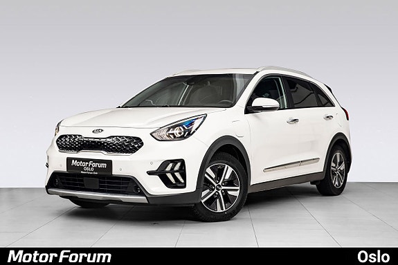 Elegant hvit SUV med karakteristisk grill og skarpe LED-lys.