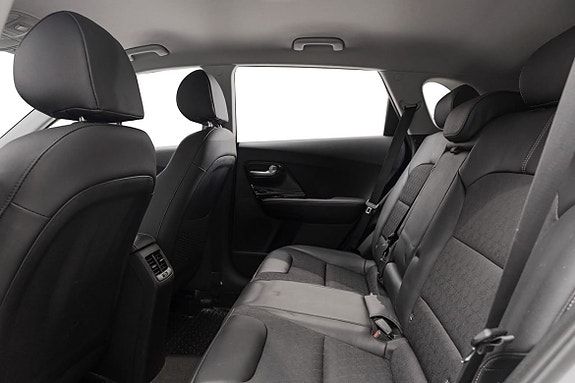 Bakseter i slitesterk sort tekstil, romslig og komfortabelt.