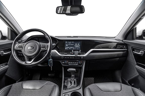 Skinnseter og digital instrumentering for en høyteknologisk kjøreopplevelse.