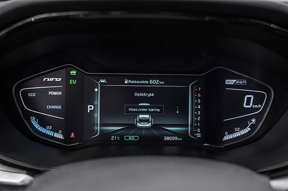 Digitalt instrumentpanel viser kjøredata og rekkevidde for hybriden.