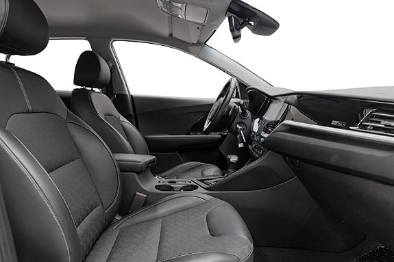 Komfortabel førerplass med kontrollert design og moderne teknologi.