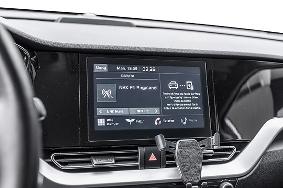 Navigasjon og mediekontroll via brukervennlig touchscreen i midtkonsoll.